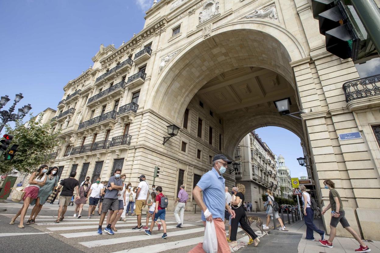 El arco de la hasta ahora sede del Banco Santander en el Paseo de Pereda es el icono del proyecto y el que ha generado más polémica.