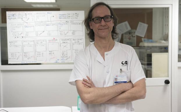 El doctor Darío García de Viedma , en el laboratorio de microbiologia del Gregorio Marañon, donde trabaja.