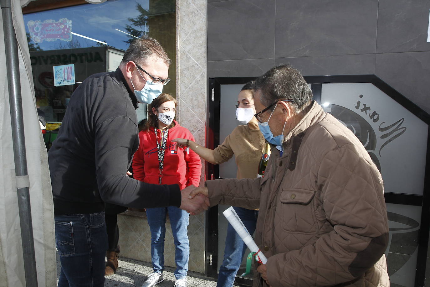 Fotos: El Gordo deja de rebote dos millones en Torrelavega