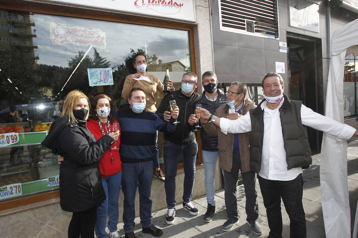 Fotos: El Gordo deja de rebote dos millones en Torrelavega