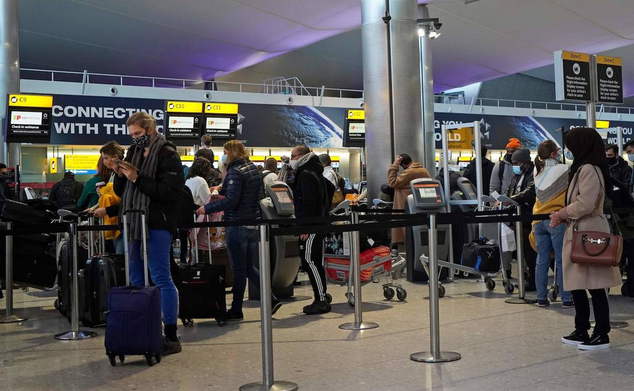 Pasajeros en el aeropuerto londinense de Heathrow.