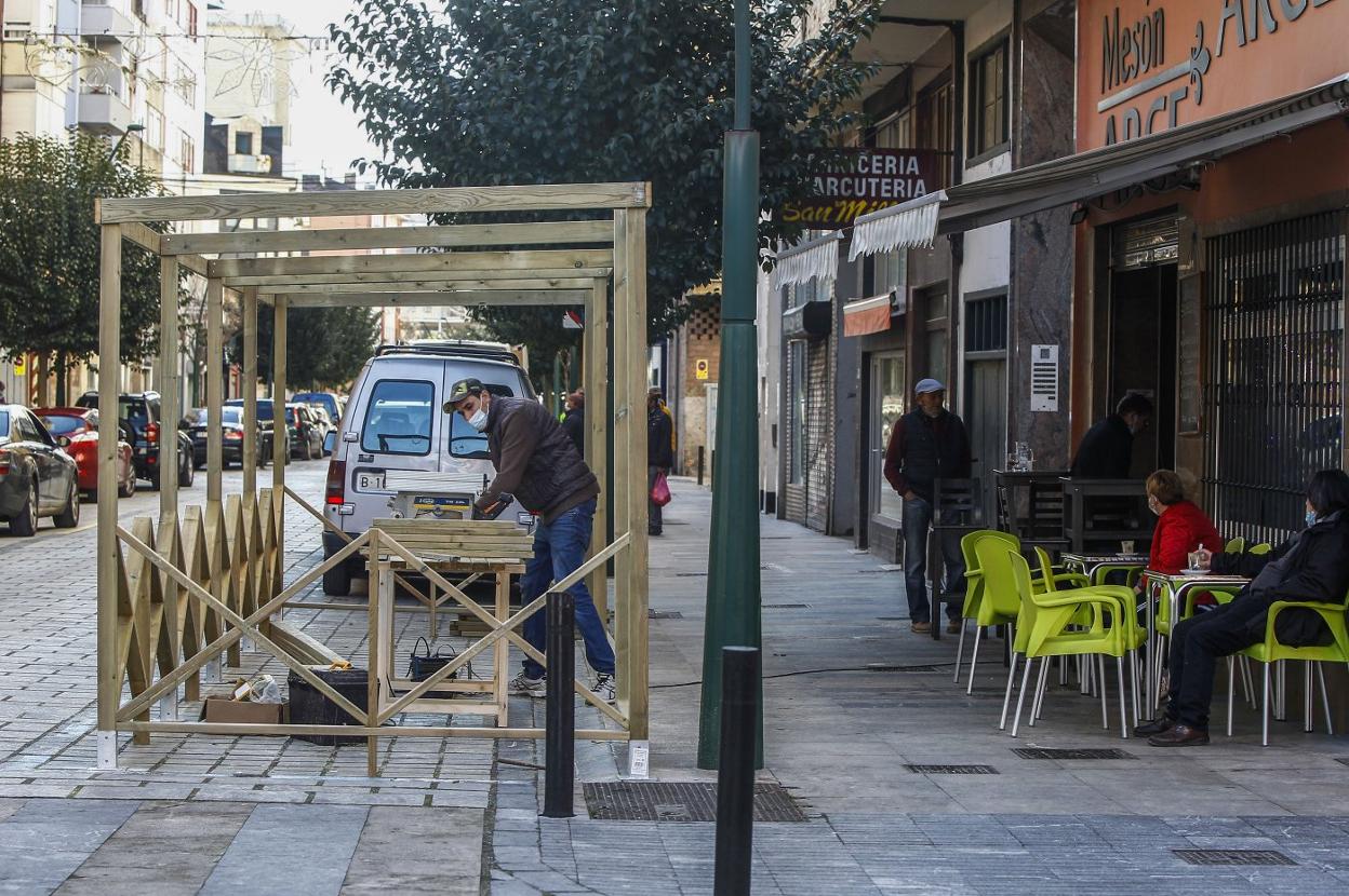 Instalación de una terraza de madera en una cafetería del barrio de La Inmobiliaria.