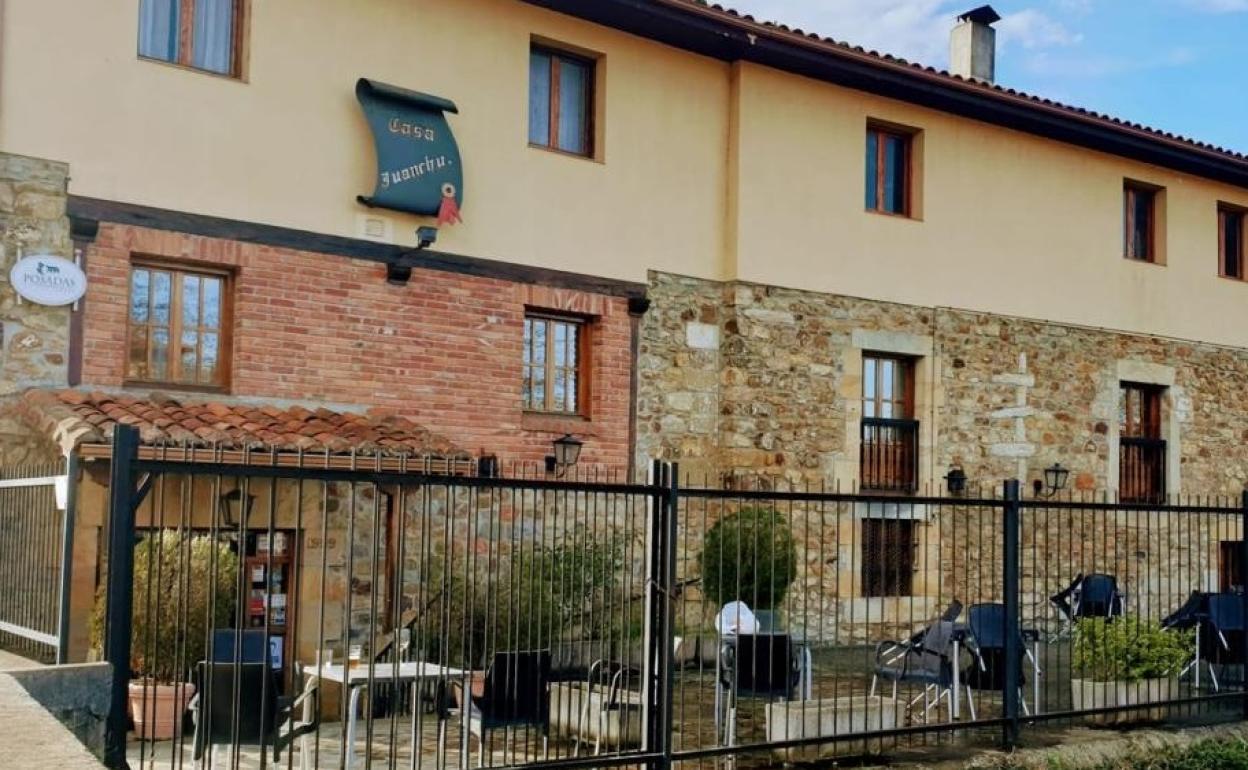 Terraza vacía en un establecimiento hostelero de Guriezo.