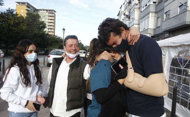 El concejal de Deportes de Torrelavega, Nacho González Pacheco (PRC) abrazo a la hija de los dueños del Bar Maxi.