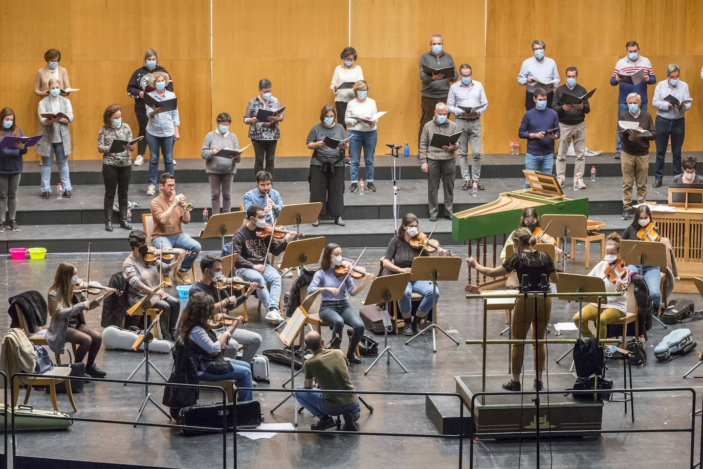 Ensayos de la OSCAN que junto al Coro Lírico de Cantabria y las solistas Marina Pardo y María del Mar Fernández Dova actúan en el Palacio de Festivales bajo la batuta de Paula Sumillera