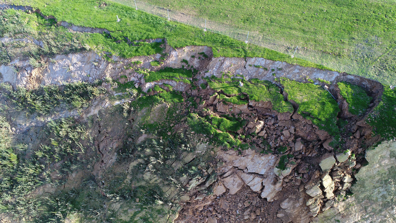 En la parte superior del argayo se aprecian los deslizamientos de la ladera. En la parte baja están instaladas las medidas de protección