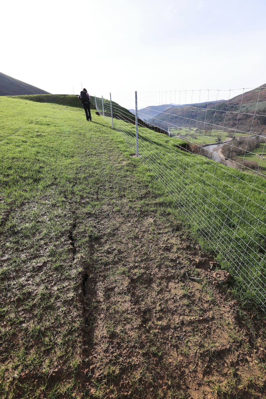 En la parte superior del argayo se aprecian los deslizamientos de la ladera. En la parte baja están instaladas las medidas de protección