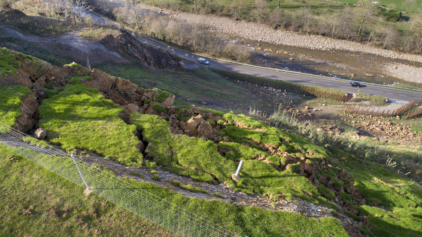 En la parte superior del argayo se aprecian los deslizamientos de la ladera. En la parte baja están instaladas las medidas de protección