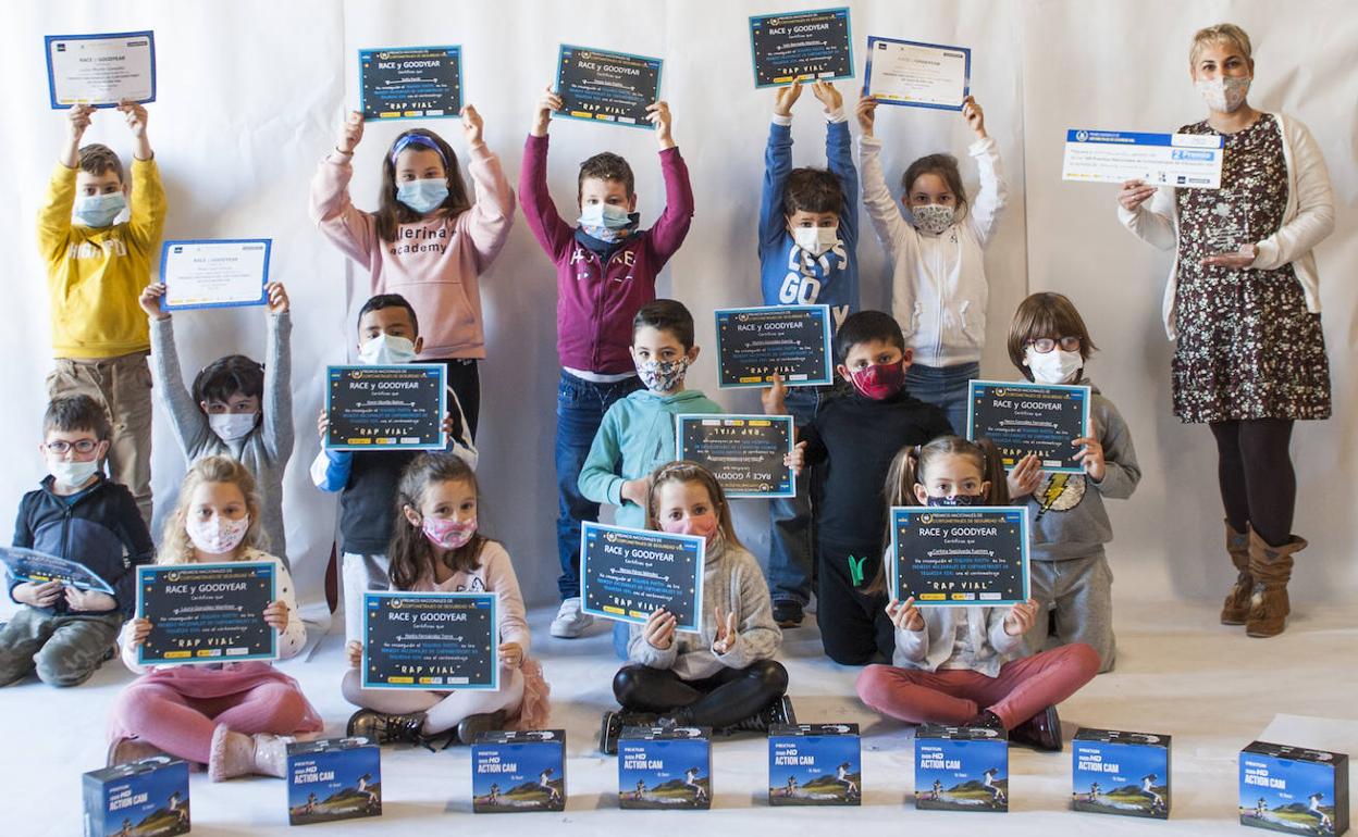 Alumnos y profesora de una de las clases de Primaria ganadoras del certamen nacional.