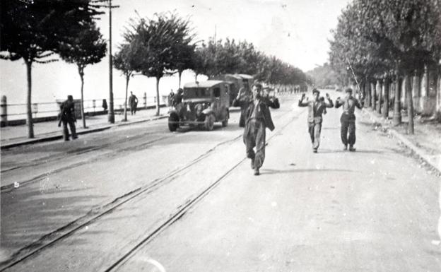 Milicianos republicanos se entregan en la avenida Reina Victoria el 26 de agosto de 1937. 