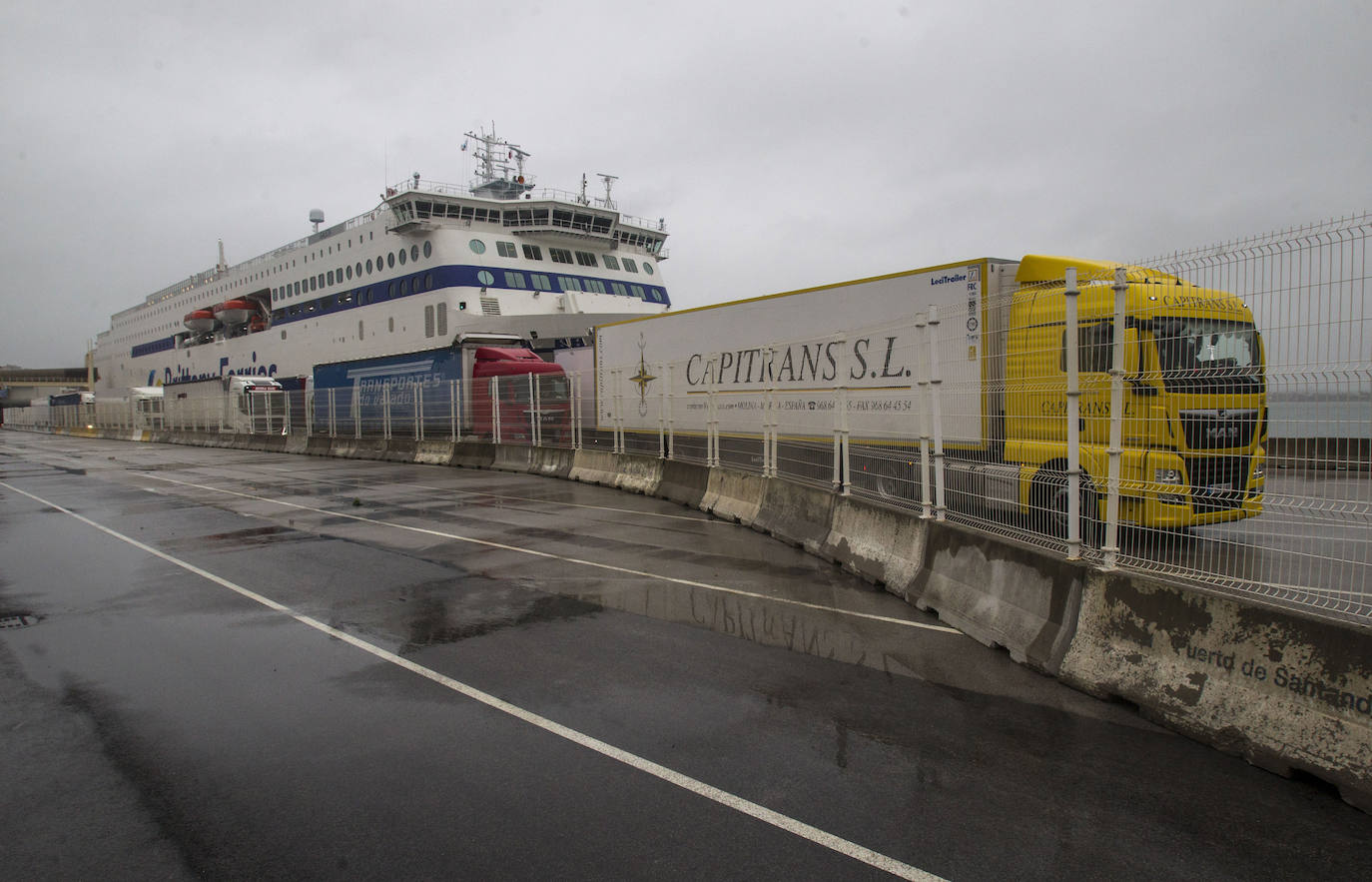 108 transportistas en sus camiones y 87 pasajeros llegan a Santander en el ferri 'Galicia' tras un viaje de 28 horas desde Portsmouth.