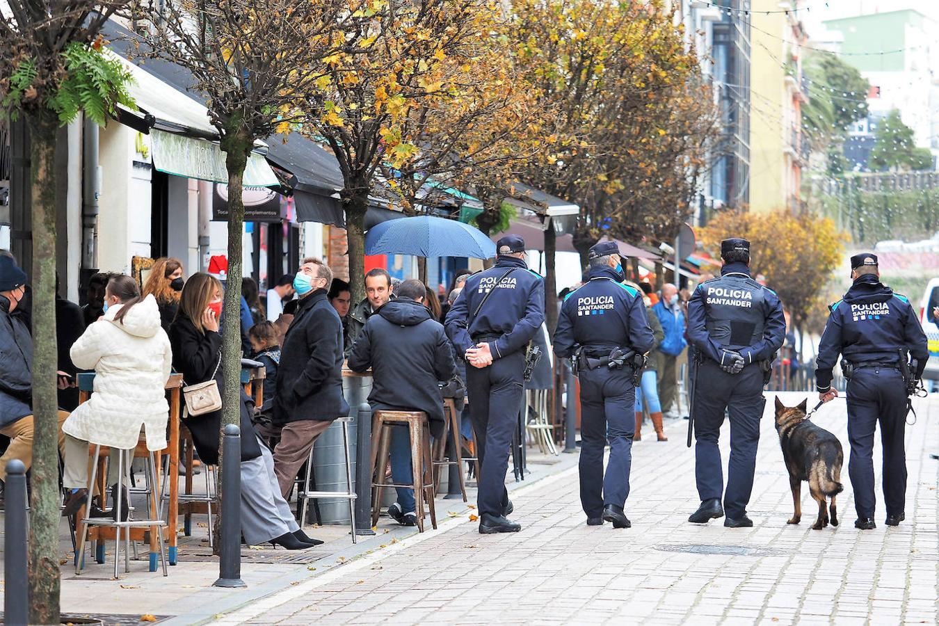 La 'tardebuena' de este 2020 está dejando imágenes muy distintas a las de otros años: el covid, la responsabilidad individual y los amplios dispositivos policiales están evitando aglomeraciones de gente.