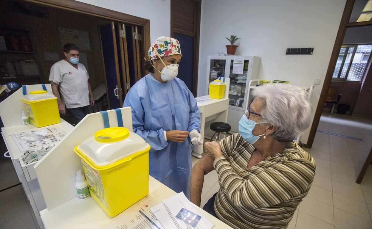 Cantabria vacunará hasta marzo a más de 30.000 personas, entre personal sanitario, residencias o grandes dependientes