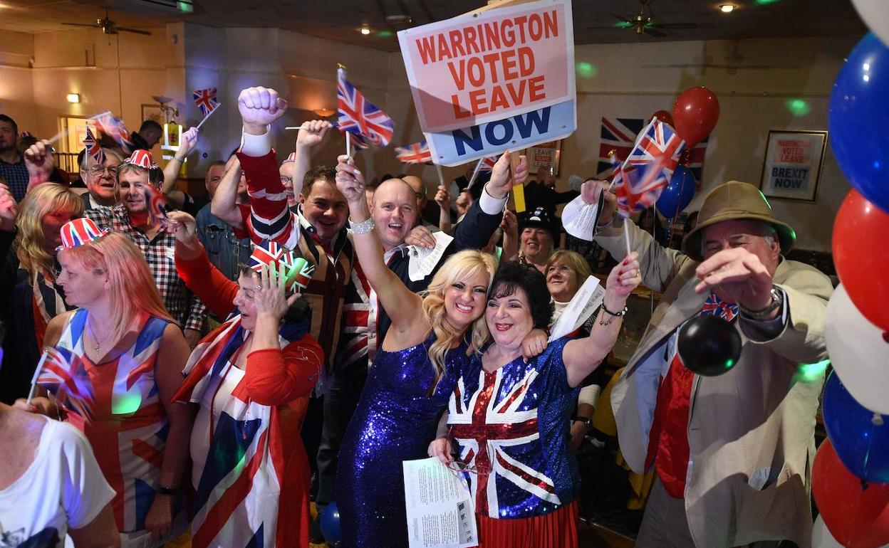 Partidarios del 'brexit' ondearon banderas británicas el 31 de enero pasado en una fiesta de celebración en Warrington, coincidiendo con la salida oficial de la Unión Europea.