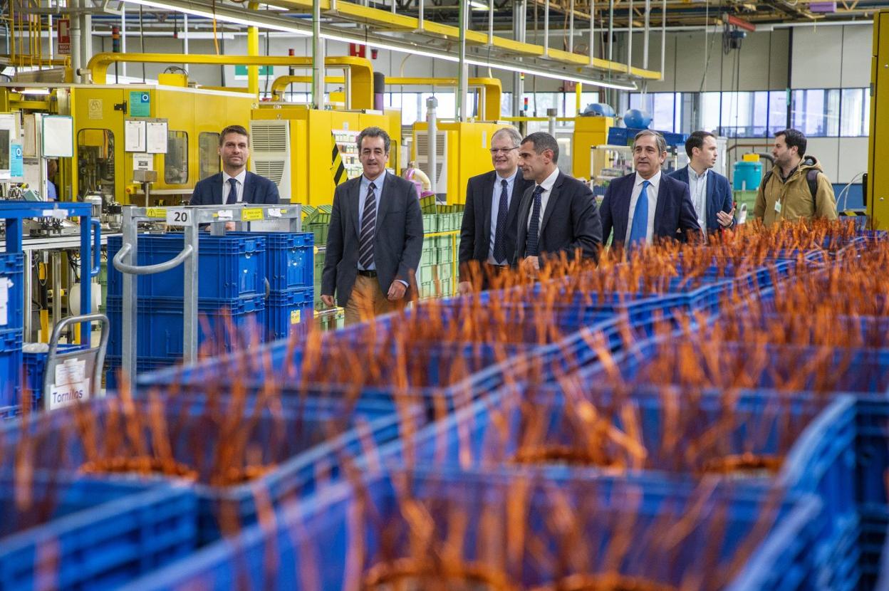 Visita del consejero de Industria, Francisco Martín, a las instalaciones de SEG Automotive en Treto. nacho romero