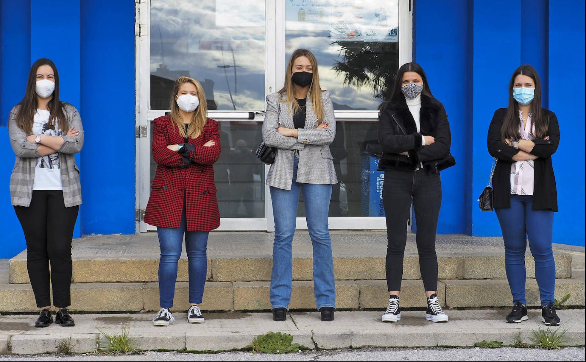 Judit Bueno, Laura Abascal, NaomiSolórzano,Andrea Gómez y Blanca Gandarillas, a la puerta de la Mateo Grijuela. 