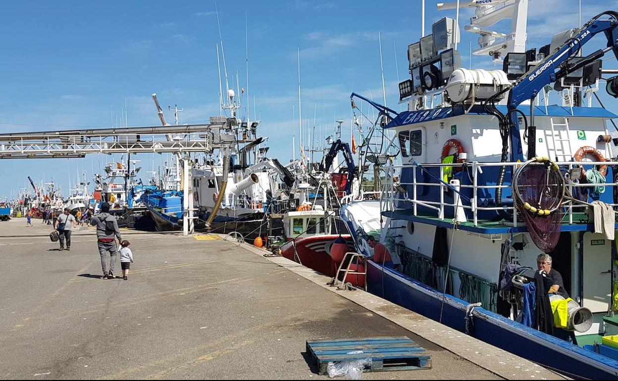 Cinta por la que se abastece de hielo a las embarcaciones en el puerto de San Vicente.