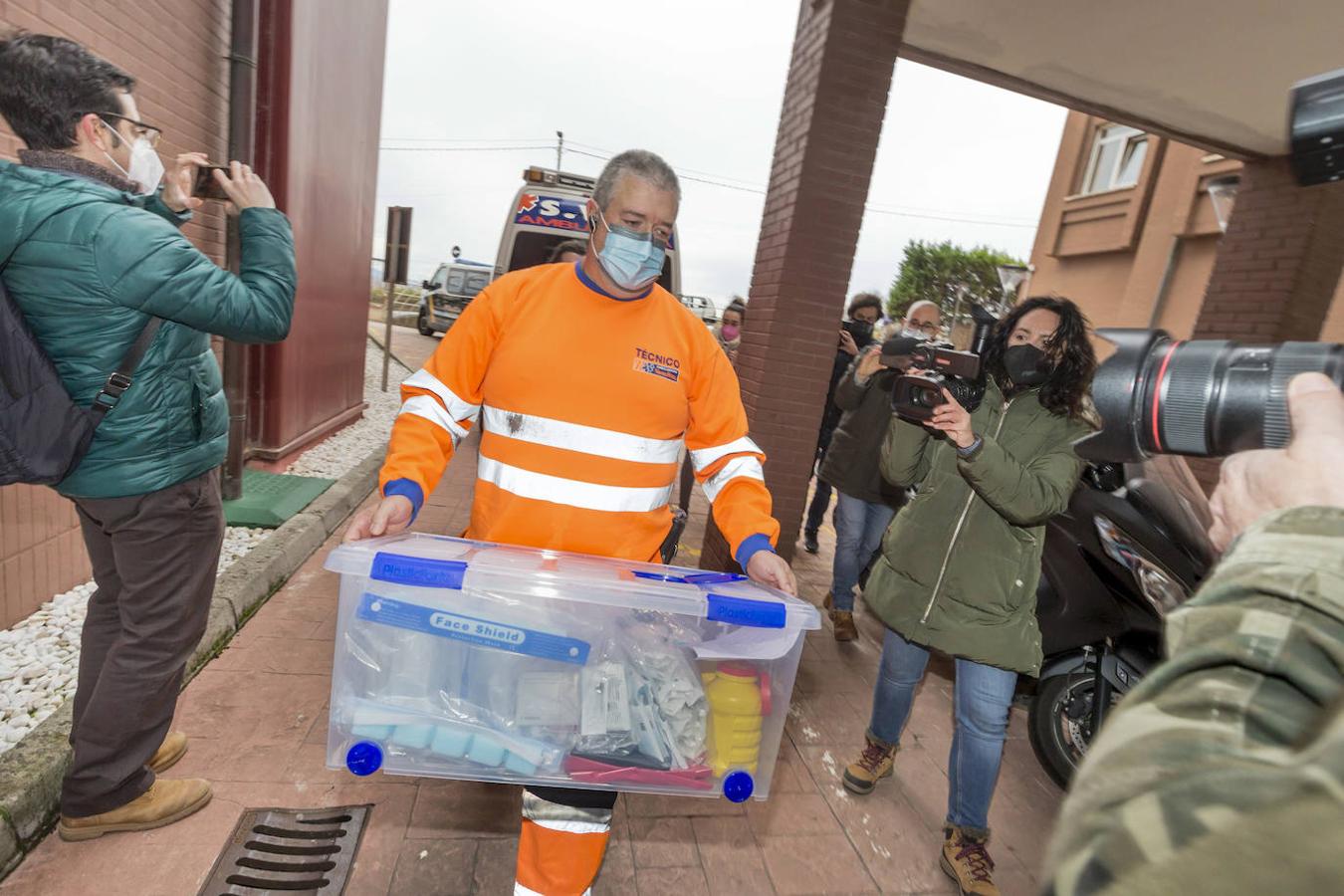 30 residentes y cinco sanitarios del CAD de Cueto, en Santander, han sido los primeros en recibir en Cantabria las vacunas contra el covid.