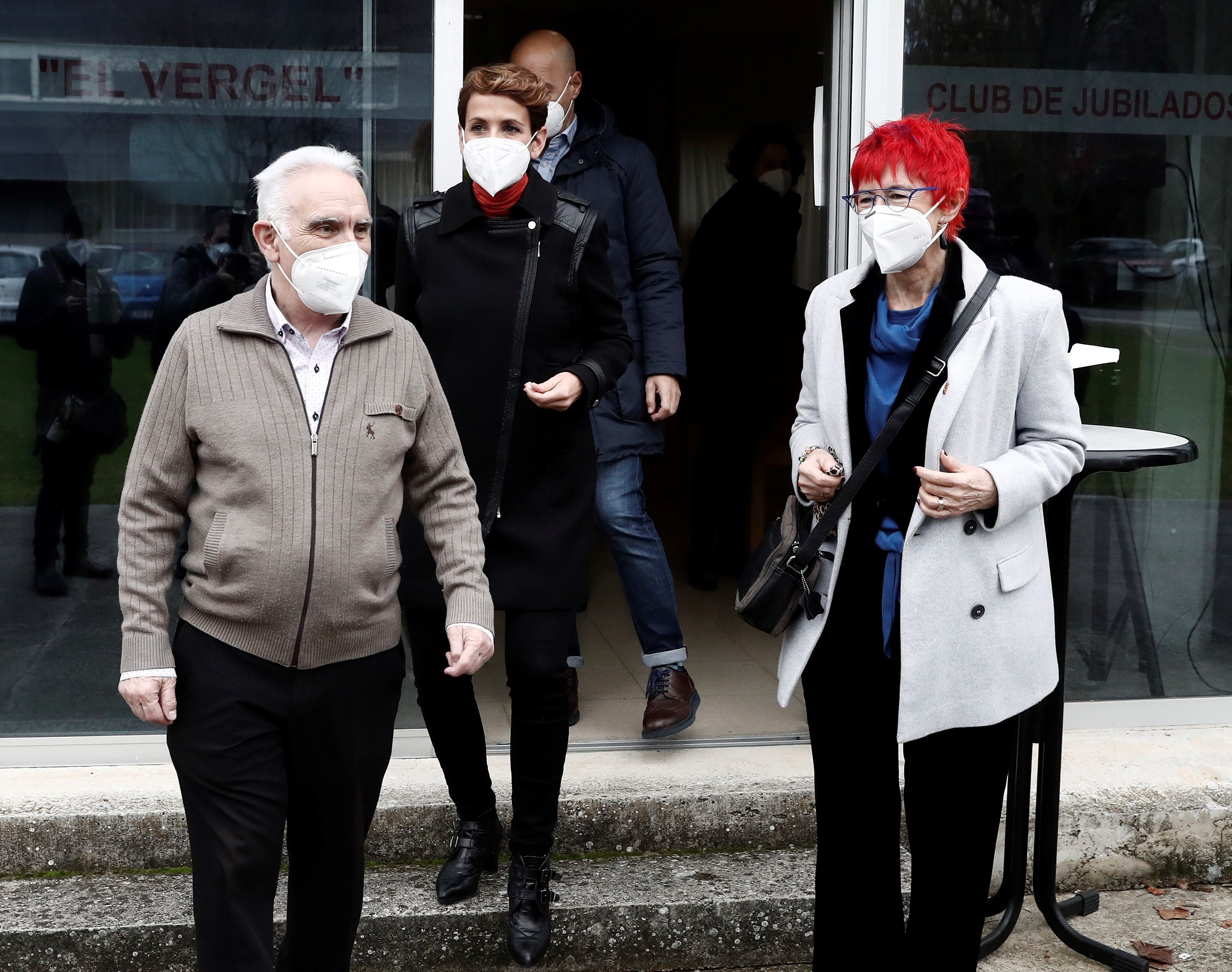 La presidenta de Navarra, María Chivite, ha querido acompañar a Pacho, de 70 años, el momento de su vacunación en el centro de El Verge, donde reside desde hace ocho años.