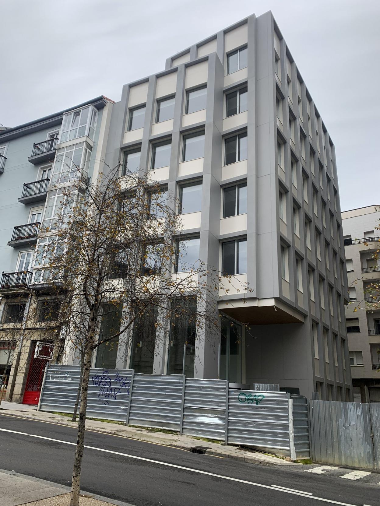 El nuevo edificio administrativo de la calle La Paz está pendiente de su equipamiento. 