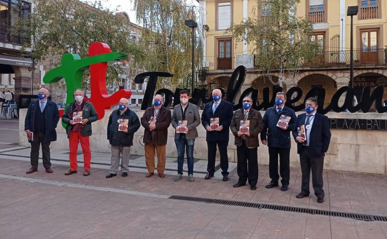 Componentes de la Cofradía de los Cocidos de Cantabria, entre los que se encuentra el autor, en la presentación del libro. 