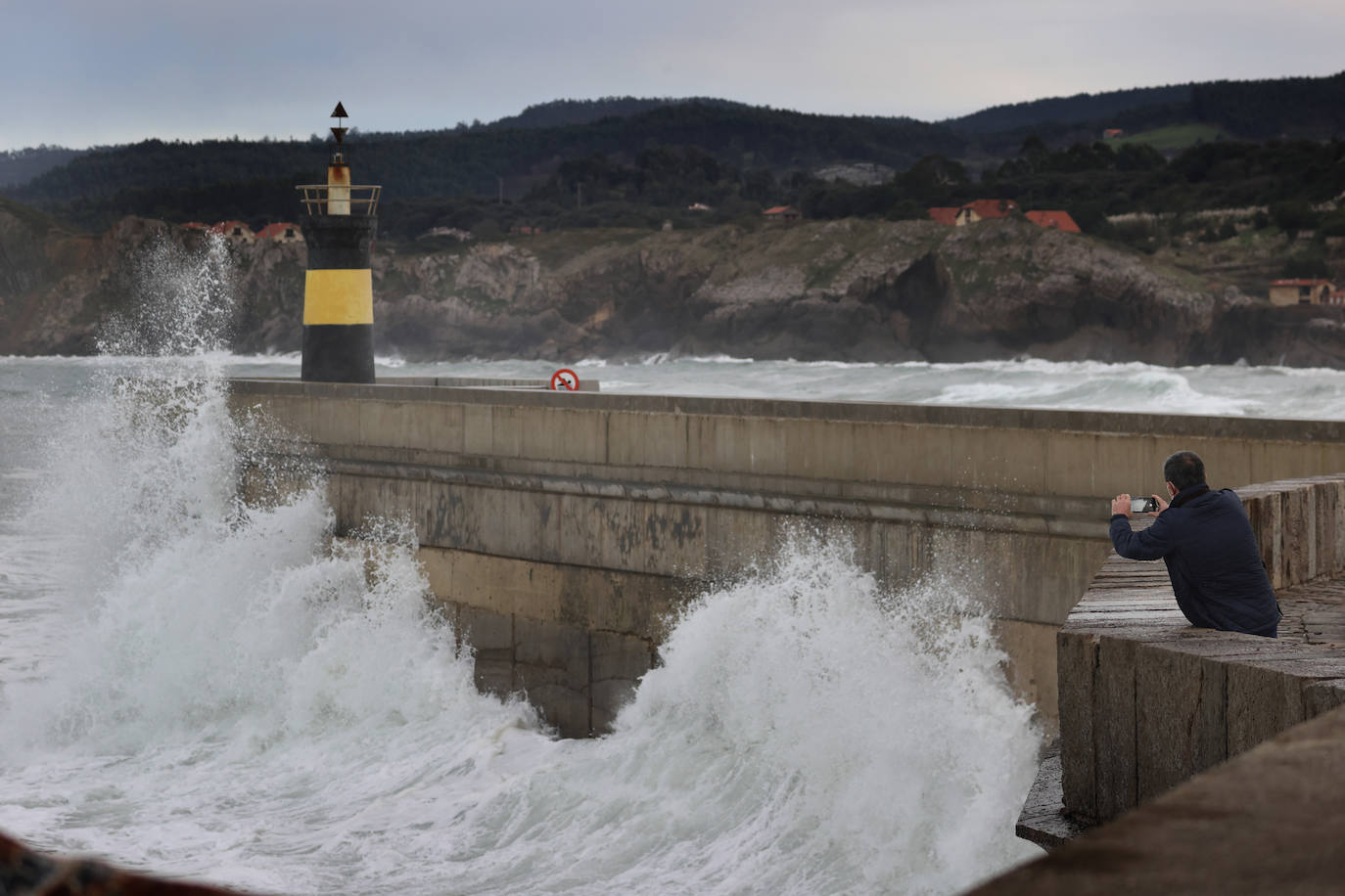 La nueva borrasca atlántica provoca enormes olas en el litoral cántabro y vientos huracanados. El argayo de Los Peligros está acordonado por precaución y el mordisco de arena en las playas sigue aumentando por la sucesión de temporales marítimos.