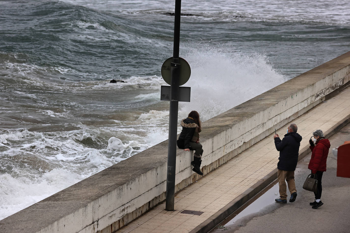 La nueva borrasca atlántica provoca enormes olas en el litoral cántabro y vientos huracanados. El argayo de Los Peligros está acordonado por precaución y el mordisco de arena en las playas sigue aumentando por la sucesión de temporales marítimos.