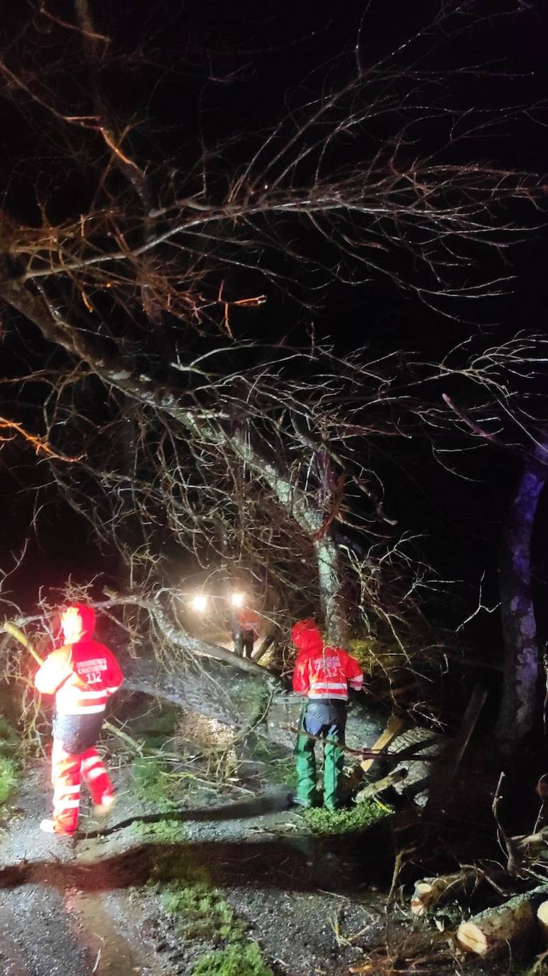 La nueva borrasca atlántica provoca enormes olas en el litoral cántabro y vientos huracanados. El argayo de Los Peligros está acordonado por precaución y el mordisco de arena en las playas sigue aumentando por la sucesión de temporales marítimos.