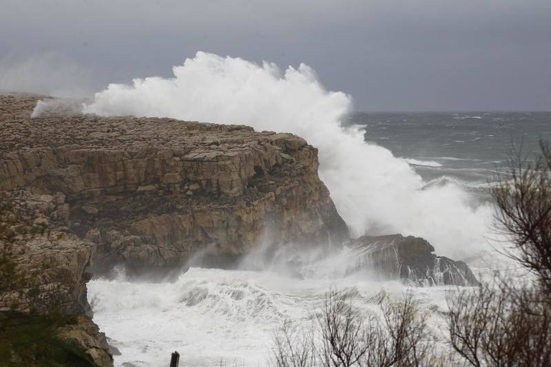 La nueva borrasca atlántica provoca enormes olas en el litoral cántabro (en las imágenes, Santander, Comillas y Suances), vientos huracanados en toda la franja costera y nieve en algunas zonas del interior. El argayo de Los Peligros está acordonado por precaución y el mordisco de arena en las playas sigue aumentando por la sucesión de temporales marítimos.