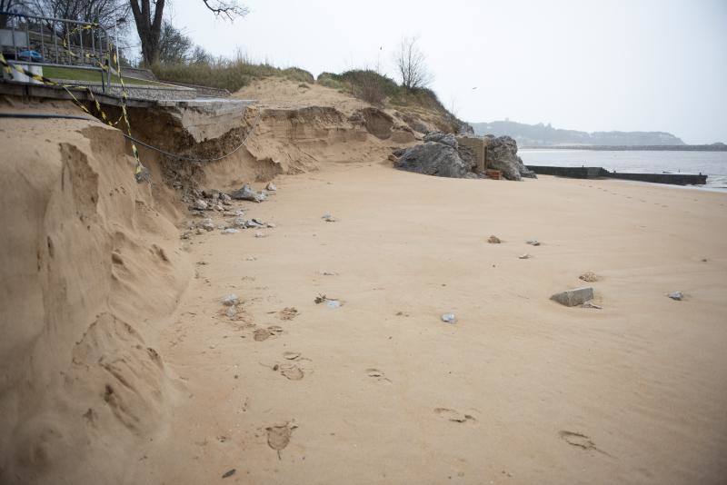 La nueva borrasca atlántica provoca enormes olas en el litoral cántabro (en las imágenes, Santander, Comillas y Suances), vientos huracanados en toda la franja costera y nieve en algunas zonas del interior. El argayo de Los Peligros está acordonado por precaución y el mordisco de arena en las playas sigue aumentando por la sucesión de temporales marítimos.