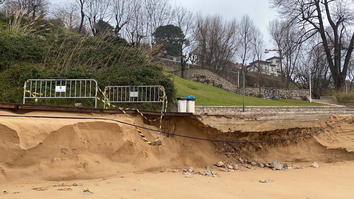 La nueva borrasca atlántica provoca enormes olas en el litoral cántabro y vientos huracanados. El argayo de Los Peligros está acordonado por precaución y el mordisco de arena en las playas sigue aumentando por la sucesión de temporales marítimos.