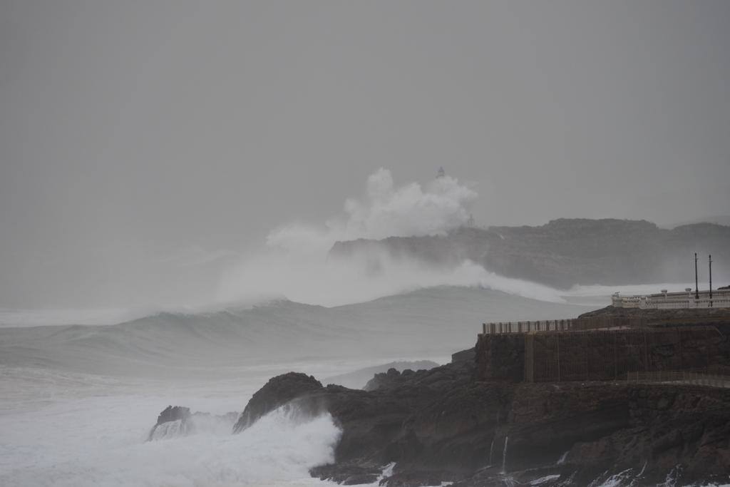 La nueva borrasca atlántica provoca enormes olas en el litoral cántabro y vientos huracanados. El argayo de Los Peligros está acordonado por precaución y el mordisco de arena en las playas sigue aumentando por la sucesión de temporales marítimos.