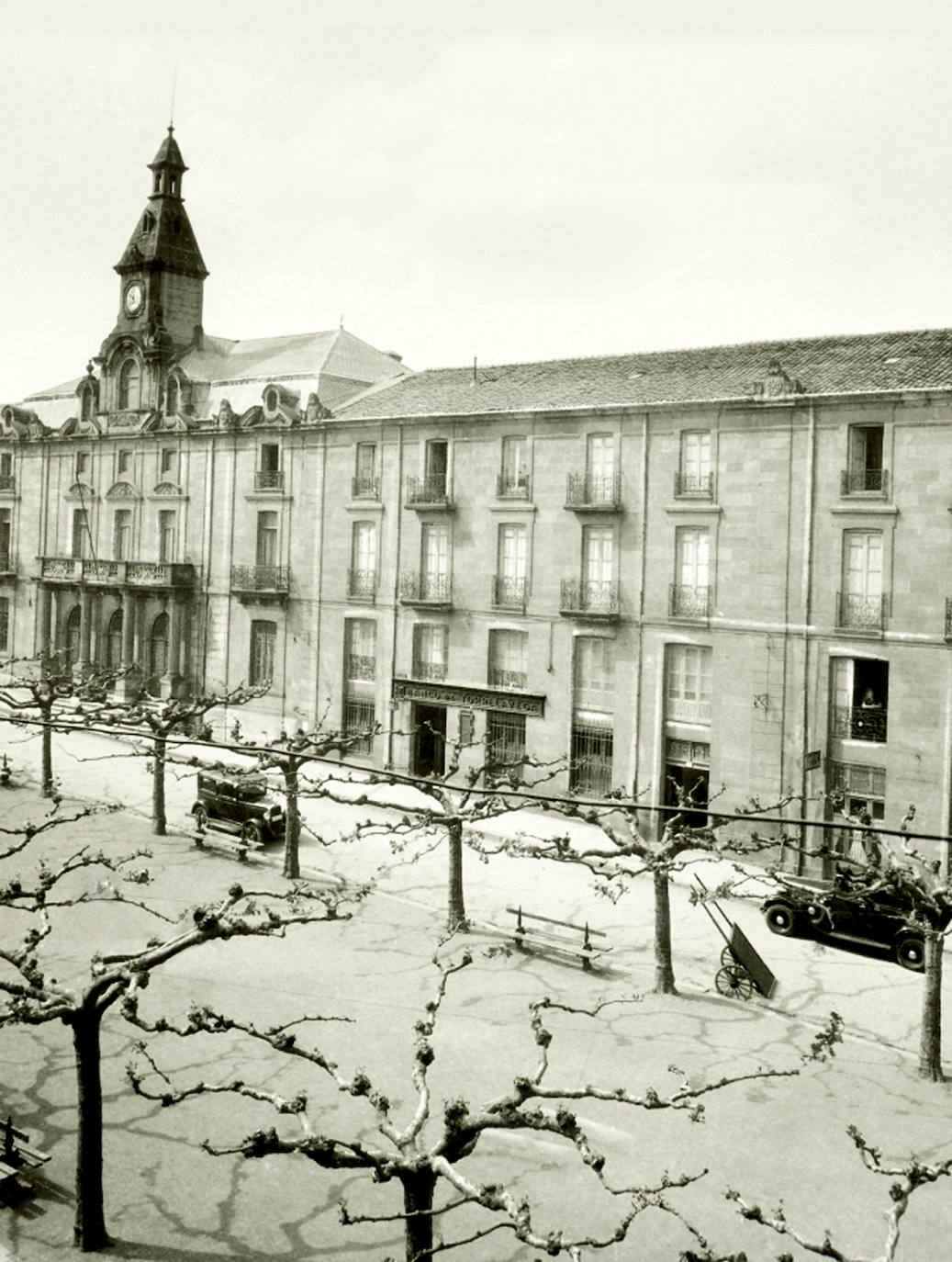 Palacio Demetrio Herrero. En sus bajos estuvo situada la primera sede del Banco de Torrelavega. Sin fecha.