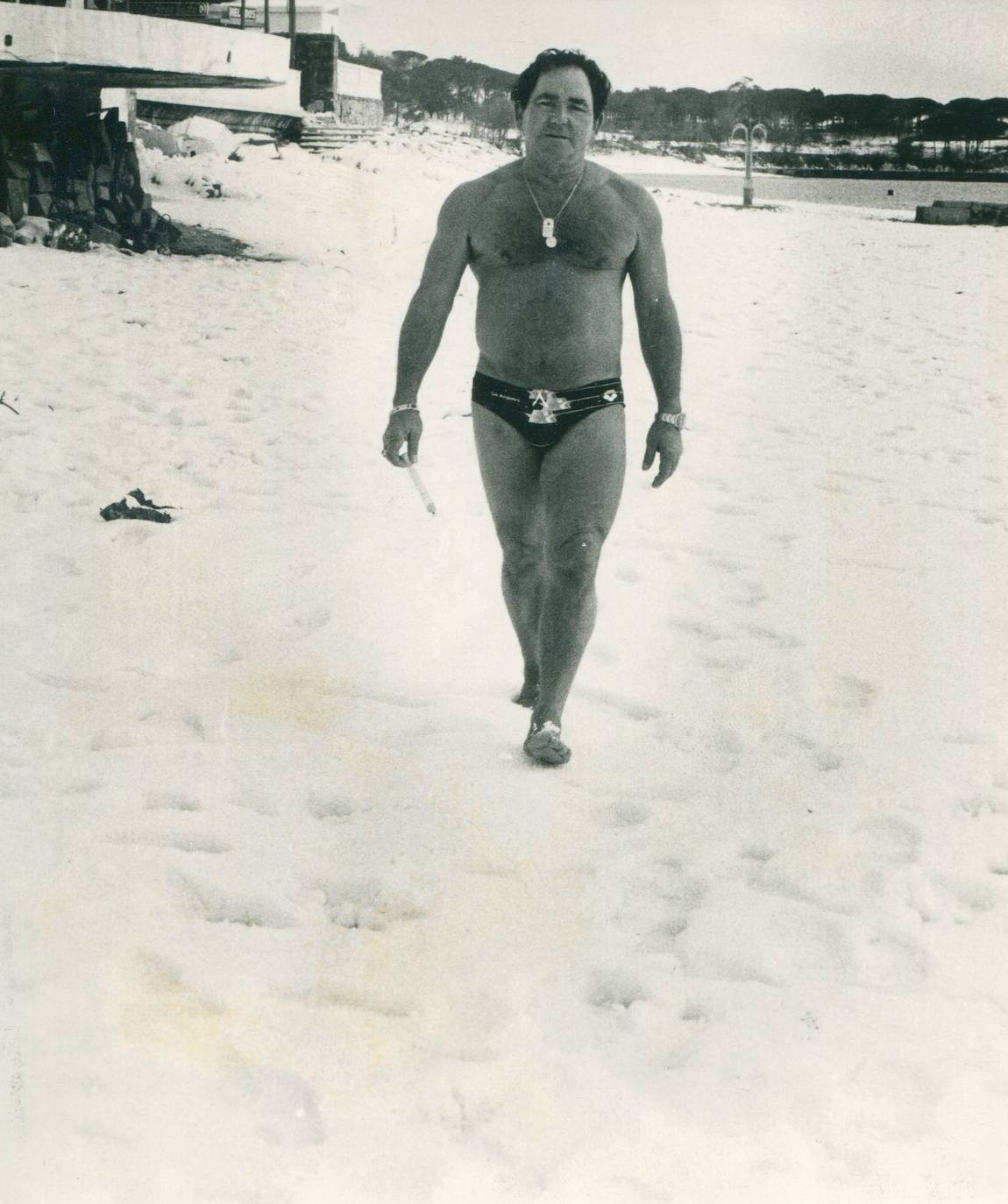 Años 80. José Sanz 'Cioli', en la playa de La Magdalena cubierta de nieve.