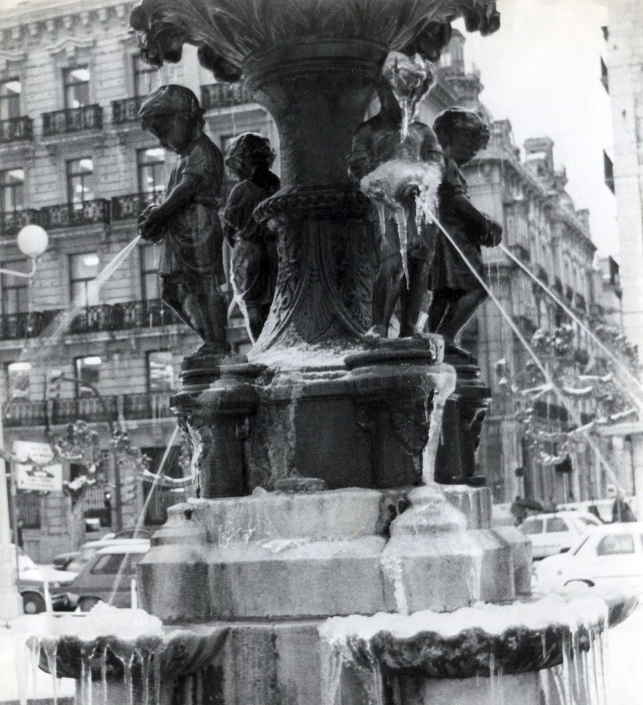 Enero de 1985. Ola de frío y nieve en Santander. 'Los meones' de la fuente de los Jardines de Pereda congelados por una capa de hielo.