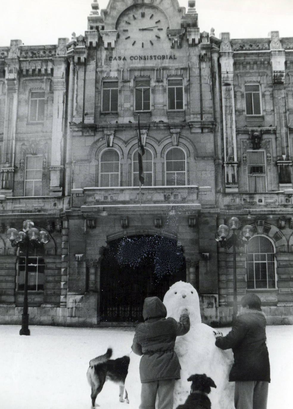 Enero de 1985. Niños jugando con un muñeco de nieve en la plaza del Ayuntamiento de Santander.