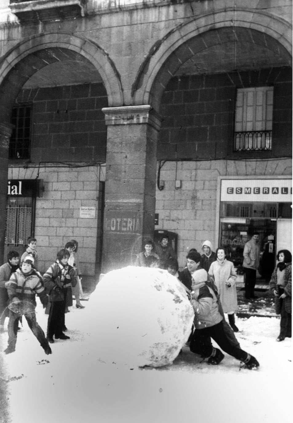 Enero de 1985. Niños jugando con una bola de nieve en la Plaza de Pombo.