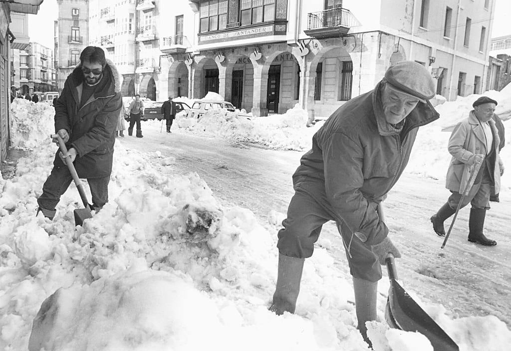 Marzo de 1993. Limpiando la nieve de las calles de Reinosa