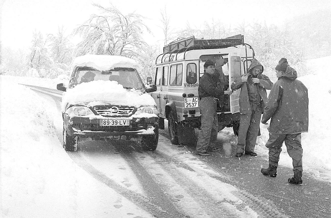 Enero de 1998. Operarios de Electra de Viesgo acuden a limpiar algunas conexiones en Fuente Dé durante el temporal de nieve