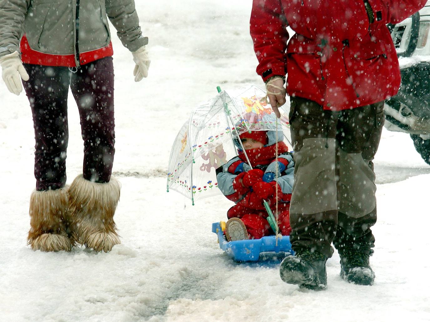 Febrero de 2005. Un niño es conducido sobre un trineo por sus padres en las calles de Reinosa.