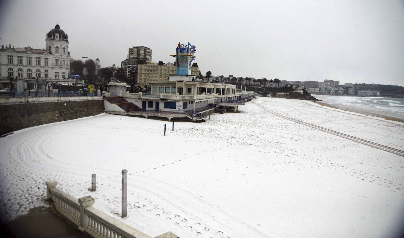 Marzo de 2010. Vista de la playa de El Sardinero con nieve.