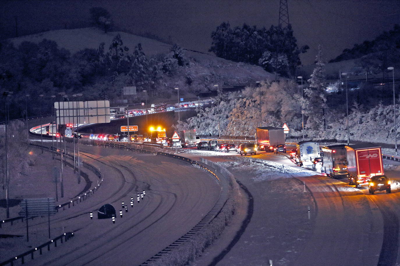 Febrero de 2015. Cabezón de la Sal. Nevada en la Autovía del Cantábrico, A-8.