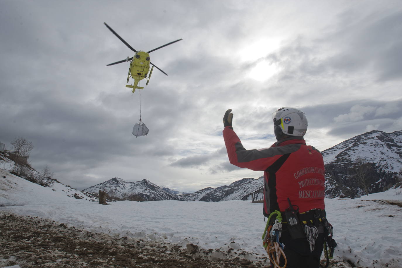 Febrero de 2015. Miguel Gómez, del 112, recoge los víveres transportados por el helicóptero hasta Tresviso.