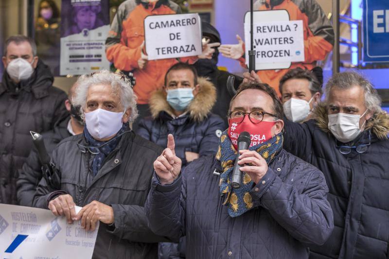 Los hosteleros de Cantabria han pedido al consejero de Sanidad, Miguel Rodríguez, que «si de verdad está convencido» de que la hostelería «es el foco de contagios» y «de alto riesgo en la transmisión del virus», se administre la vacuna contra la covid-19 para el sector «cuanto antes» para «acabar con el problema». Así lo ha trasladado la Asociación Empresarial de Hostelería de Cantabria frente a la Consejería de Sanidad, tras una manifestación que ha celebrado este martes por las calles de Santander para pedir una solución a la situación que ha generado en sus negocios la pandemia de la covid-19.