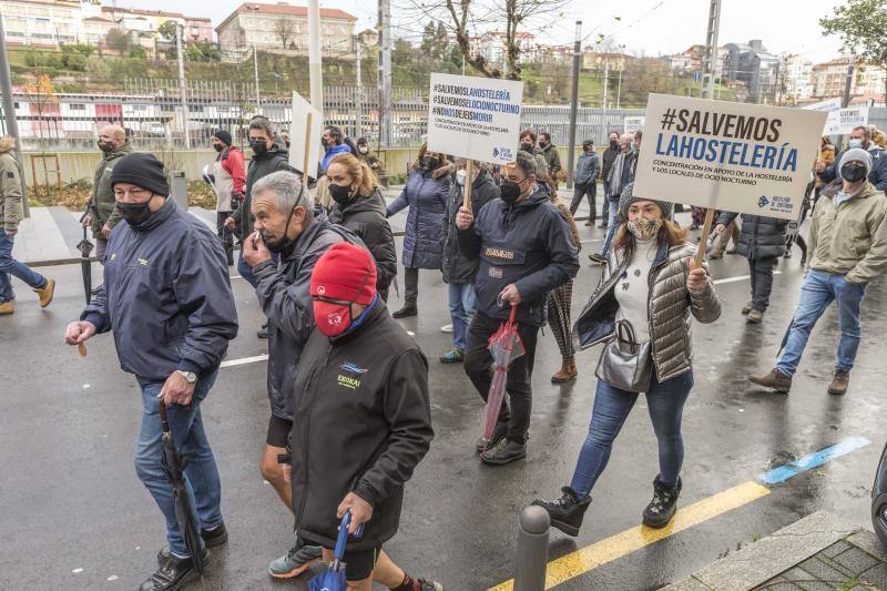 Los hosteleros de Cantabria han pedido al consejero de Sanidad, Miguel Rodríguez, que «si de verdad está convencido» de que la hostelería «es el foco de contagios» y «de alto riesgo en la transmisión del virus», se administre la vacuna contra la covid-19 para el sector «cuanto antes» para «acabar con el problema». Así lo ha trasladado la Asociación Empresarial de Hostelería de Cantabria frente a la Consejería de Sanidad, tras una manifestación que ha celebrado este martes por las calles de Santander para pedir una solución a la situación que ha generado en sus negocios la pandemia de la covid-19.