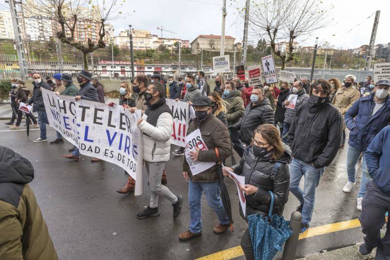 Los hosteleros de Cantabria han pedido al consejero de Sanidad, Miguel Rodríguez, que «si de verdad está convencido» de que la hostelería «es el foco de contagios» y «de alto riesgo en la transmisión del virus», se administre la vacuna contra la covid-19 para el sector «cuanto antes» para «acabar con el problema». Así lo ha trasladado la Asociación Empresarial de Hostelería de Cantabria frente a la Consejería de Sanidad, tras una manifestación que ha celebrado este martes por las calles de Santander para pedir una solución a la situación que ha generado en sus negocios la pandemia de la covid-19.