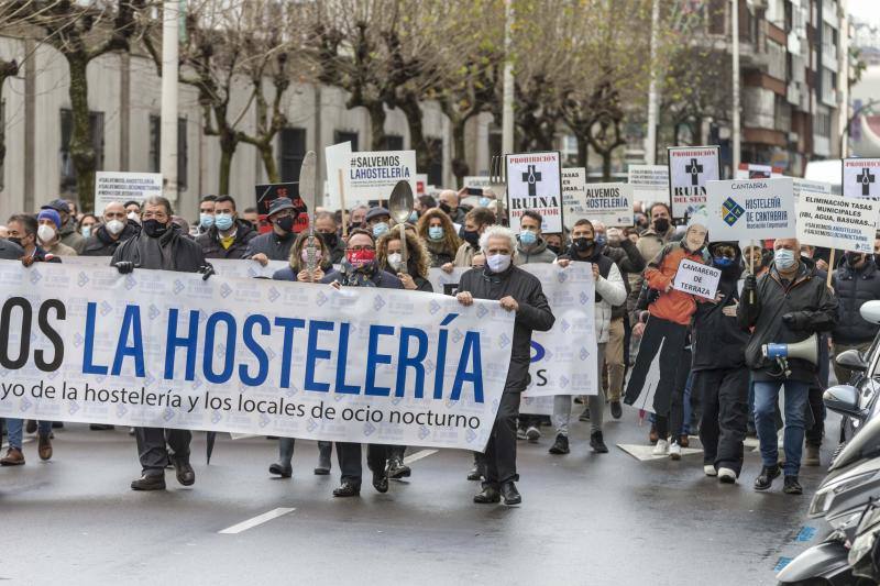 Los hosteleros de Cantabria han pedido al consejero de Sanidad, Miguel Rodríguez, que «si de verdad está convencido» de que la hostelería «es el foco de contagios» y «de alto riesgo en la transmisión del virus», se administre la vacuna contra la covid-19 para el sector «cuanto antes» para «acabar con el problema». Así lo ha trasladado la Asociación Empresarial de Hostelería de Cantabria frente a la Consejería de Sanidad, tras una manifestación que ha celebrado este martes por las calles de Santander para pedir una solución a la situación que ha generado en sus negocios la pandemia de la covid-19.