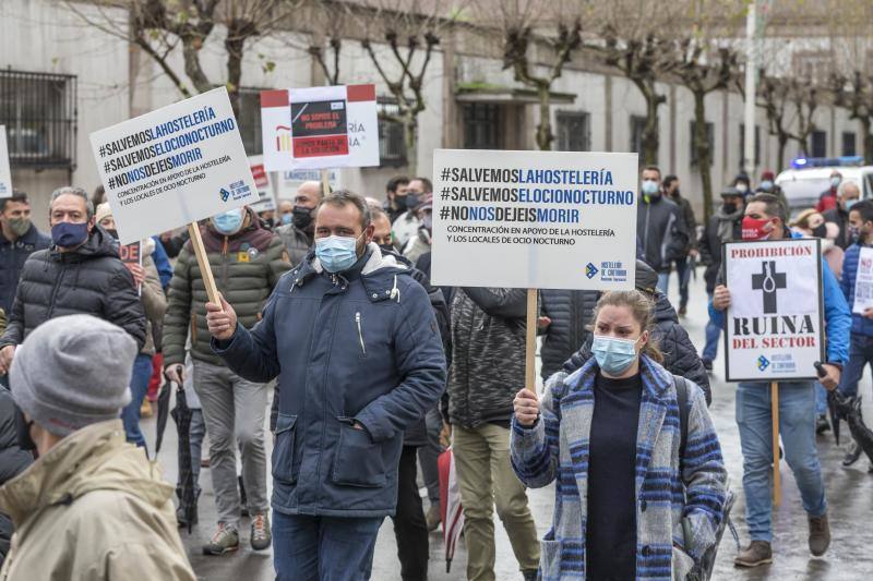 Los hosteleros de Cantabria han pedido al consejero de Sanidad, Miguel Rodríguez, que «si de verdad está convencido» de que la hostelería «es el foco de contagios» y «de alto riesgo en la transmisión del virus», se administre la vacuna contra la covid-19 para el sector «cuanto antes» para «acabar con el problema». Así lo ha trasladado la Asociación Empresarial de Hostelería de Cantabria frente a la Consejería de Sanidad, tras una manifestación que ha celebrado este martes por las calles de Santander para pedir una solución a la situación que ha generado en sus negocios la pandemia de la covid-19.