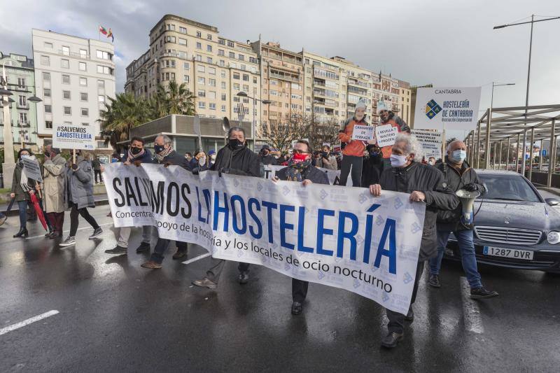 Los hosteleros de Cantabria han pedido al consejero de Sanidad, Miguel Rodríguez, que «si de verdad está convencido» de que la hostelería «es el foco de contagios» y «de alto riesgo en la transmisión del virus», se administre la vacuna contra la covid-19 para el sector «cuanto antes» para «acabar con el problema». Así lo ha trasladado la Asociación Empresarial de Hostelería de Cantabria frente a la Consejería de Sanidad, tras una manifestación que ha celebrado este martes por las calles de Santander para pedir una solución a la situación que ha generado en sus negocios la pandemia de la covid-19.