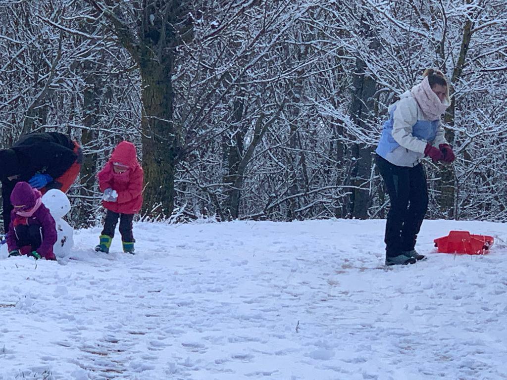 Jugando con la nieve en Fontibre.